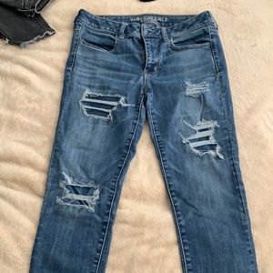 American Eagle medium wash distressed jegging